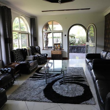 Stallion Place - Bed And Breakfast Kampala Bagian luar foto