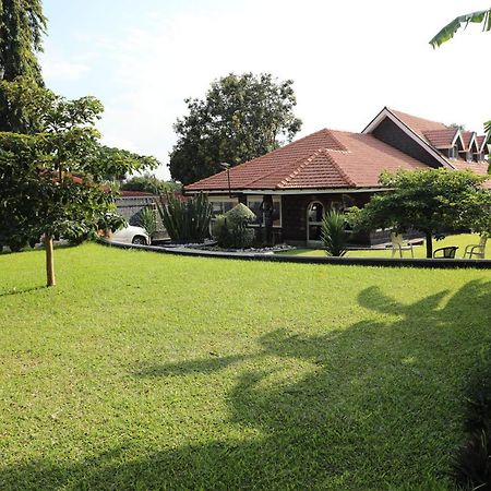 Stallion Place - Bed And Breakfast Kampala Bagian luar foto