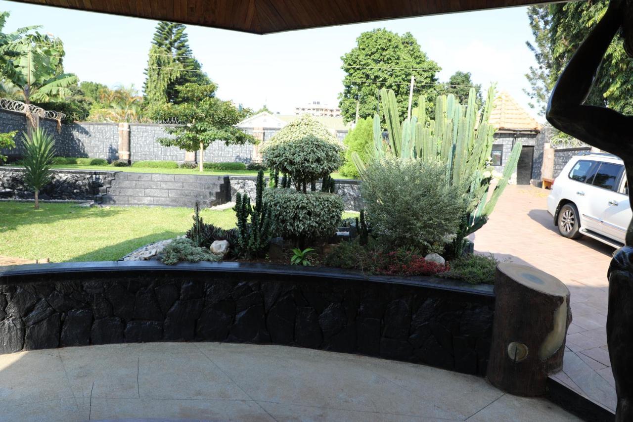 Stallion Place - Bed And Breakfast Kampala Bagian luar foto
