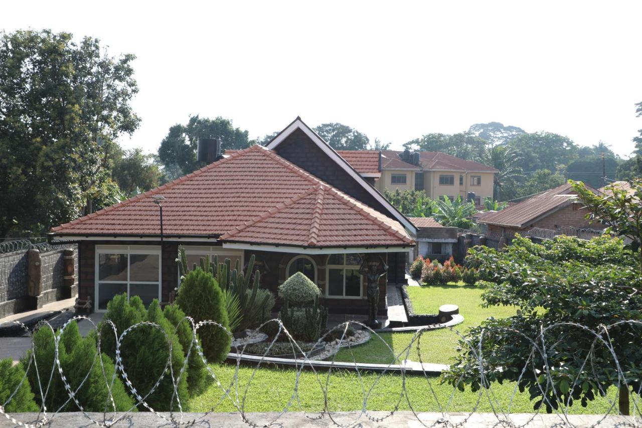 Stallion Place - Bed And Breakfast Kampala Bagian luar foto